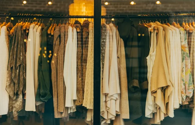 衣架上陈列的服装，服装带看参考照片